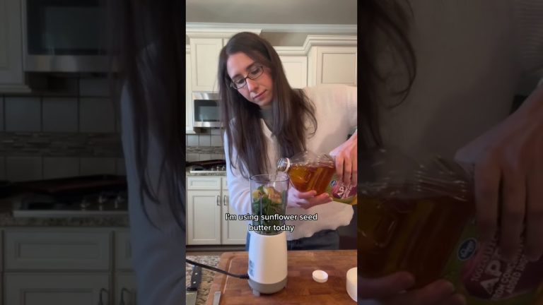 The simplest GREEN SMOOTHIE you’ll ever make! 🙌🏻 #shorts #healthyfood #healthylifestyle