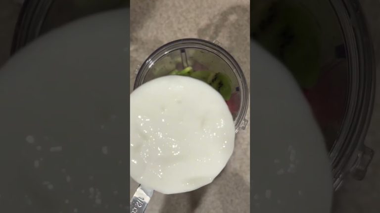 Easy Strawberry and Kiwi Lemonade Smoothie! Only 4 ingredients!