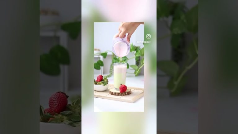 Avocado Strawberry Smoothie / #breakfastsmoothie #foodoftheday