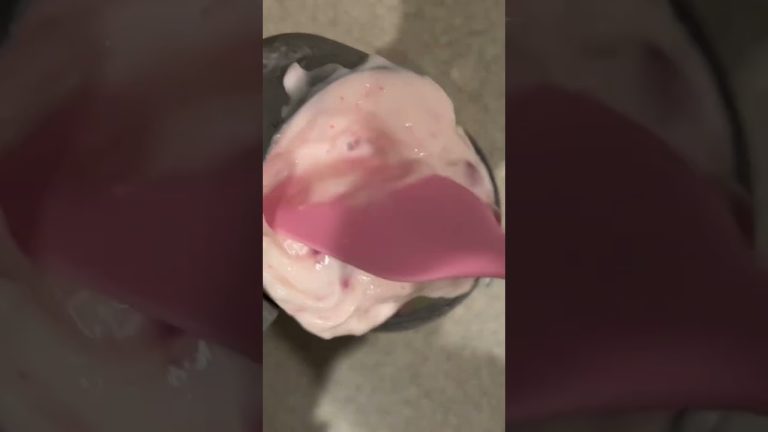 How to make a Strawberry and Spinach Smoothie