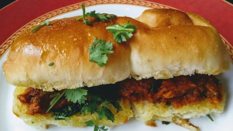 Chicken Pav Recipe | Chicken vada pav