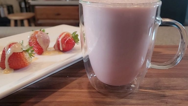 WHITE CHOCOLATE STRAWBERRY PROTEIN SHAKE| Weight Loss Smoothie Recipe #shorts