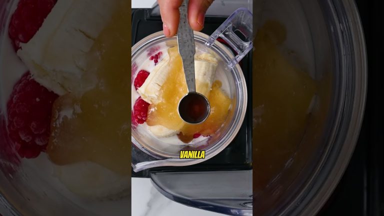 The Best Raspberry Smoothie 🤩