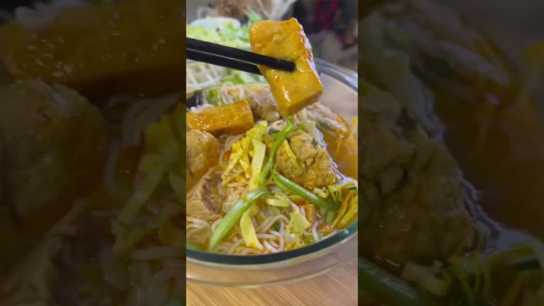 Bún riêu 🍜🦀🍅 Vietnamese Crab, Pork, Tomato Vermicelli Noodle Soup Bun Rieu ASMR Mukbang #shorts