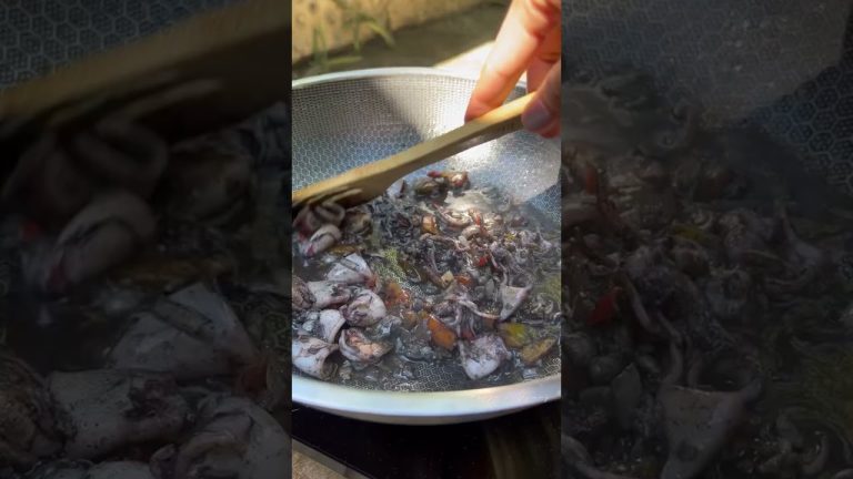 BLACK SPAGHETTI WITH SQUID AND PRAWN RECIPE | #shorts #alojasdiary