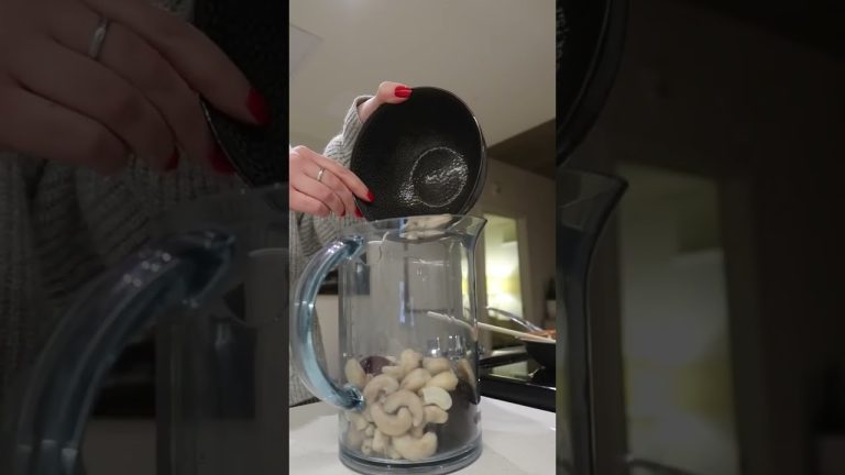 Alfredo Pasta but Pink for Valentine’s Day 💘 #cooking #recipe #pasta