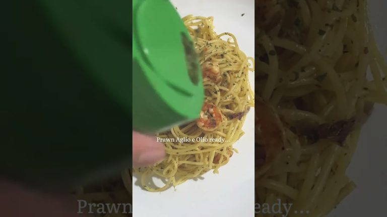 Prawn Aglio e Olio #shorts #short #pasta #prawns #spaghetti #italy #cooking #dinner #food #fyp #how