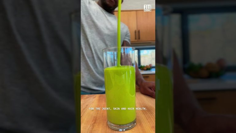 30g protein #smoothie! 1 c spinach, 1/2 c oats, 1/4 c pepitas, 1/2 c peas, 3/4 c mango, 10g collagen