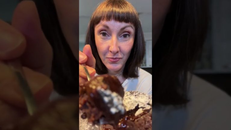 The perfect Italian Valentine’s Day dessert … Chocolate molten lava cake. 🤤 Recipe on YouTube!