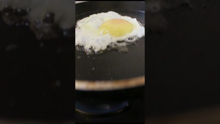 #21 A Classic Breakfast Recipe |HALF FRY EGG&SPICY BREAD #shorts #breakfastofchampions #easyrecipe