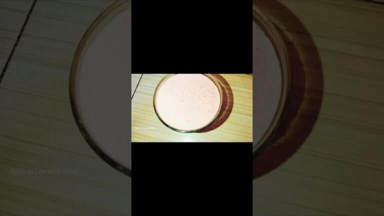 Strawberry banana smoothie recipe shorts#viral#fast#recipes#shortsfeed#strawberry#strawberryrecipes