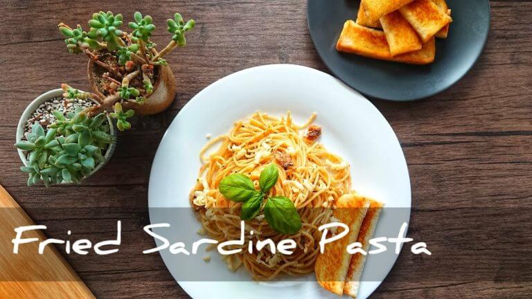 EASY 3-INGREDIENT FRIED SARDINE PASTA RECIPE WITH HOMEMADE GARLIC BREAD