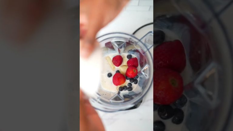 Banana & berries smoothie recipe #plantbased #smoothierecipes #shorts
