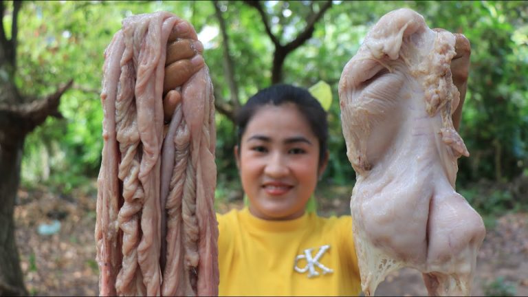 How To Clean And Cook Pork Intestine / Yummy Pork Intestine Recipe / Cooking With Sreypov.