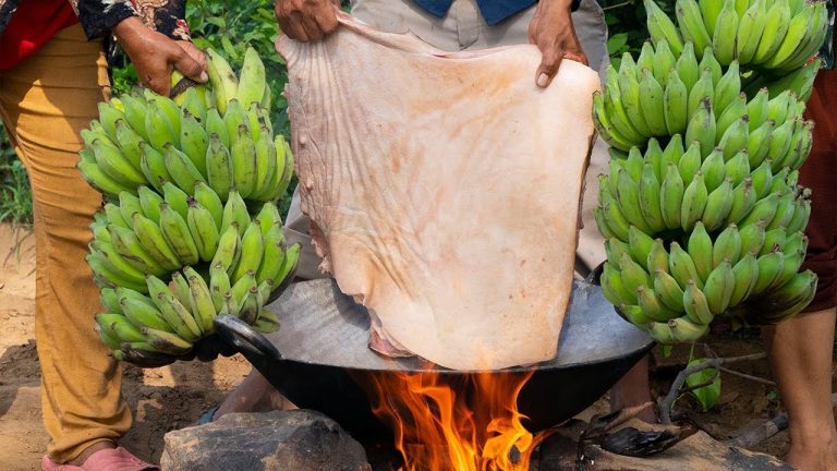 Cooking 2 Bunches of Banana Fruit with Pork Belly Recipe – Frying Pork Belly for Eating & Donation