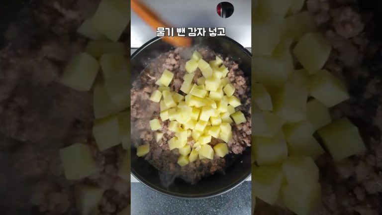 다진돼지고기와 냉장고 속 야채로 한 번 만들어보세요😍 밥 위에 올려 슥슥 비벼먹으면 정말 꿀맛이예요!!