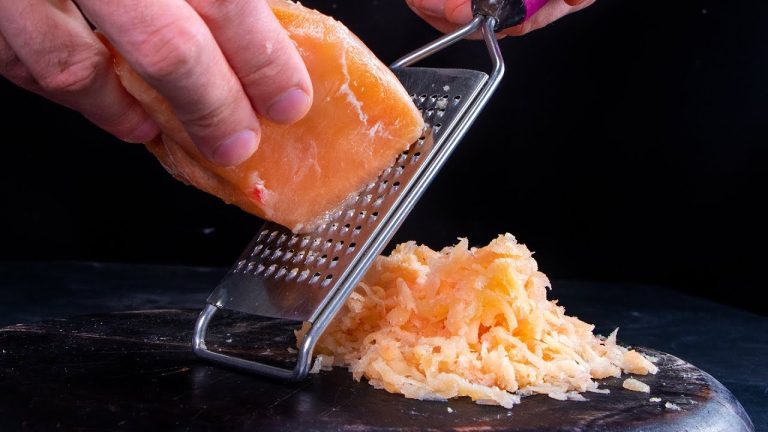 Don’t defrost the chicken breast! Grate it and prepare a pie in the pan!