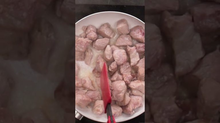 Anyukám tudja hogyan kell készíteni a legjobb tésztát hússal serpenyőben! Csodás