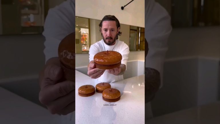 Cedric Grolet l la tarte tatin avec une pointe de vanille. 👵🏻 #cedricgrolet #cake #dessert