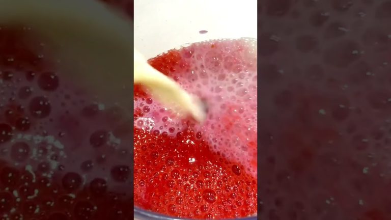 Strawberry Milkshake Ramadan Recipe #Shorts #viral #ytshorts #ramadanrecipe #ramadandrink #iftar2023