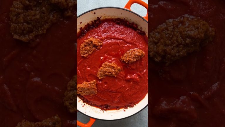 How to make FRYING PAN RED PESTO LASAGNE (plant-based). Full recipe in the description.