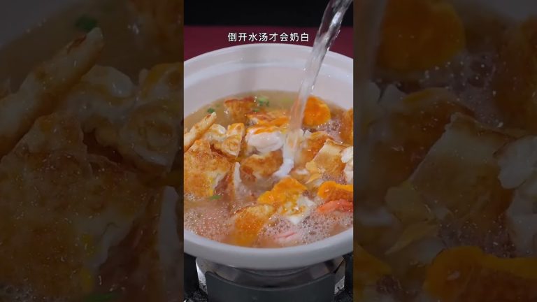 把鸡蛋倒入滚烫的油锅里，出锅就变成一道适合春季吃的美食，做起来特别的简单