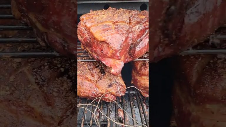🐷🍖 Smoked Pork Shoulder #eat #grill #pork #bbq #smoker #pelletgrill #shorts #comment #delicious