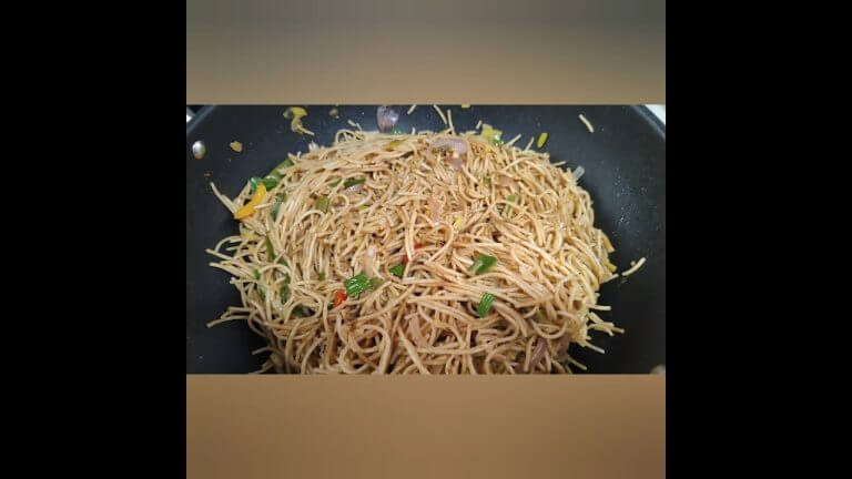 STREETSTYLE HAKKA NOODLES 🍜😋 at home #shorts #noodles #ramen #youtube #cooking #food #recipe