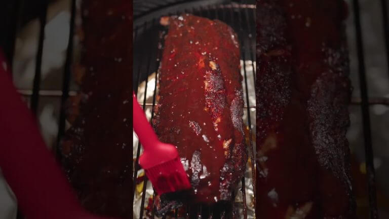 Saucing some BBQ ribs #foodporn #bbq