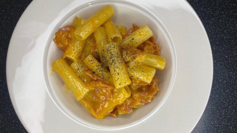 Cheesy Pasta Rigatoni with Ham and Basil #cooking #pasta #cheese #recipe #easy #italy #italia