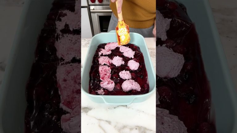 This is so good 😋 #easyrecipe #recipe #dessert #berry #pie #muffin