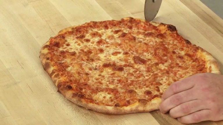 60-Second Video Tips: Baking a Perfect Thin-Crust Pizza