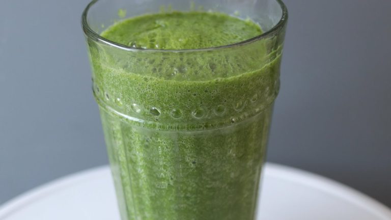 How to Make a Green Smoothie | Easy Healthy Green Smoothie Recipe