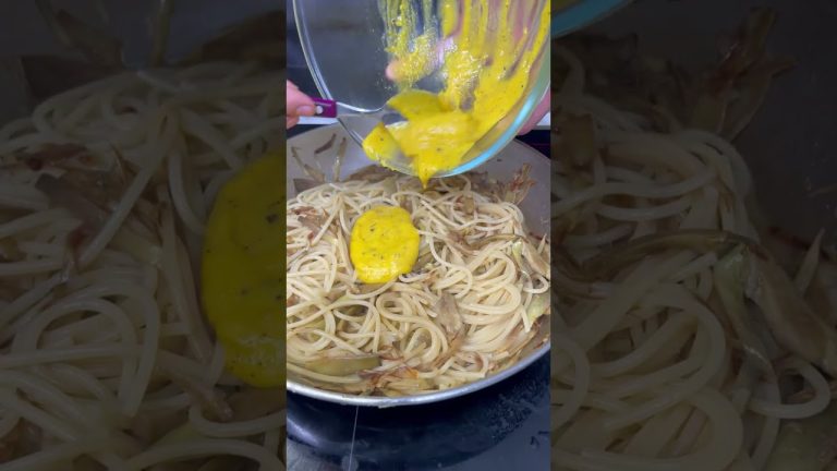 CARBONARA…di CARCIOFI!😉🌿 Chi si prenota per il bis?🤤😍 #shorts #carbonara #carciofi