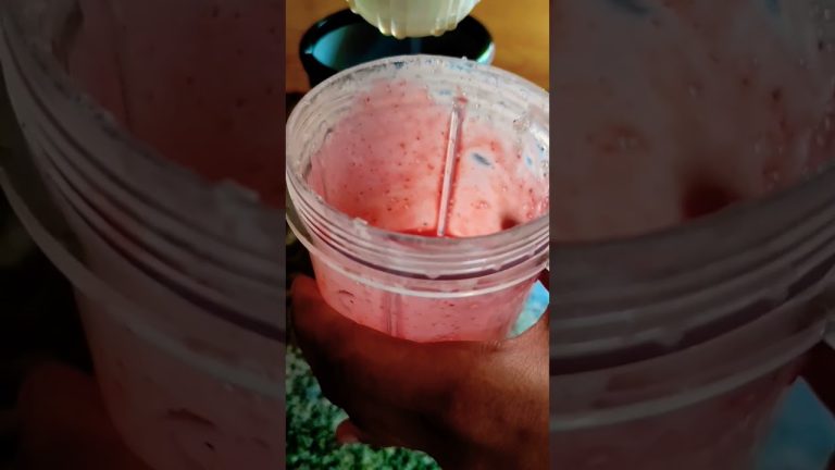 Strawberry Milkshake I Valentine Special  #smoothie #strawberrymilk #gharkakhana #ytshorts #shorts