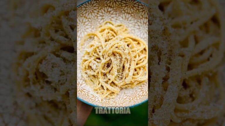Cacio e Pepe 🍷 only few fresh ingredients Pasta, pasta water, pepper and cheese🇮🇹