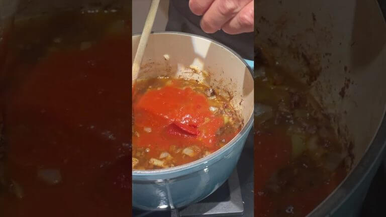 Cincinnati chili: chocolate, cinnamon, spaghetti and oyster crackers! #cincinnati #chilirecipe