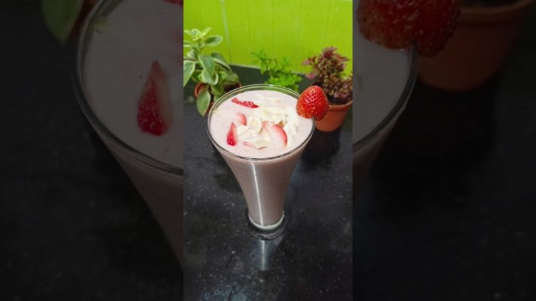 Strawberries and banana smoothie recipe #shorts #trending #milkshake