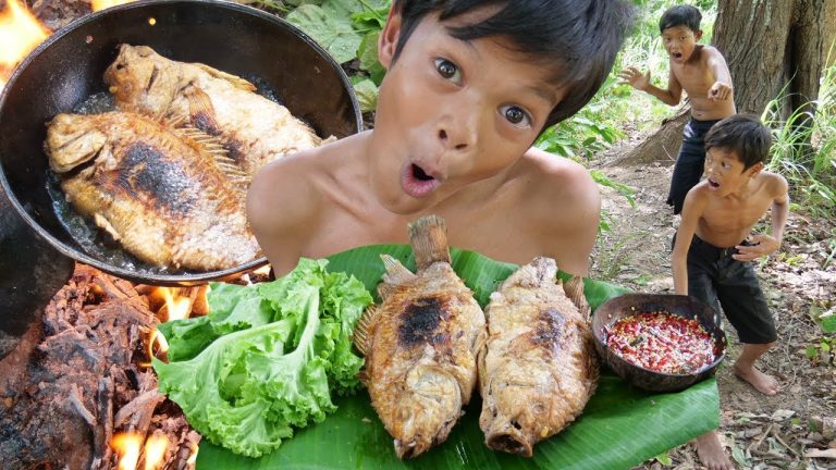 Survival in the rainforest – Cooking fish recipe and eating in forest