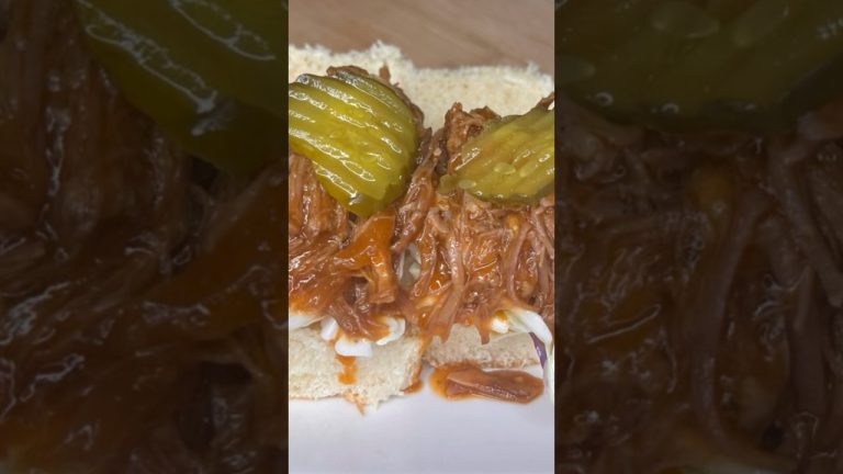 Crockpot Pulled pork sliders 🍔 😋 #crockpotrecipes