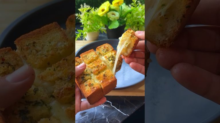 #shorts Cheesy Pull Apart Garlic Bread #easyrecipe #ashortaday