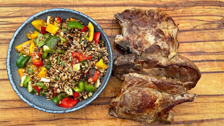 Kotelett mit Zartweizen von der Feuerplatte – Mit dieser Beilage habe ich nicht gerechnet!