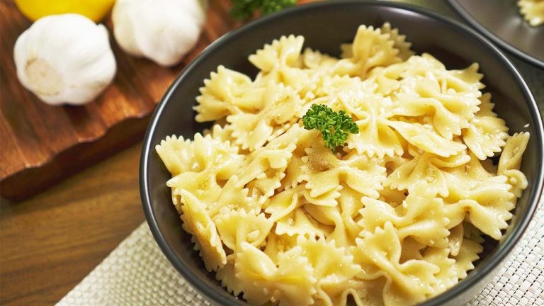 4-Step BUTTERY GARLIC BOW TIE PASTA | Recipes.net