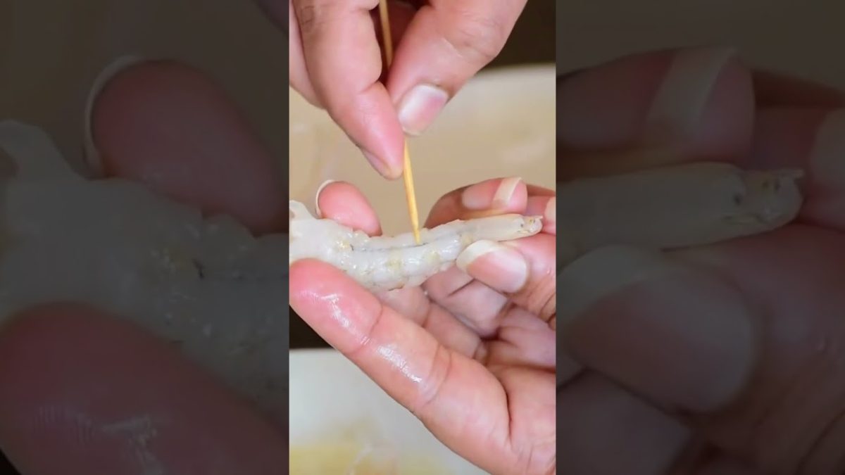 how to clean prawns | tricks and tips to clean prawns | #prawns #seafood #shorts #youtubeshorts 🍤