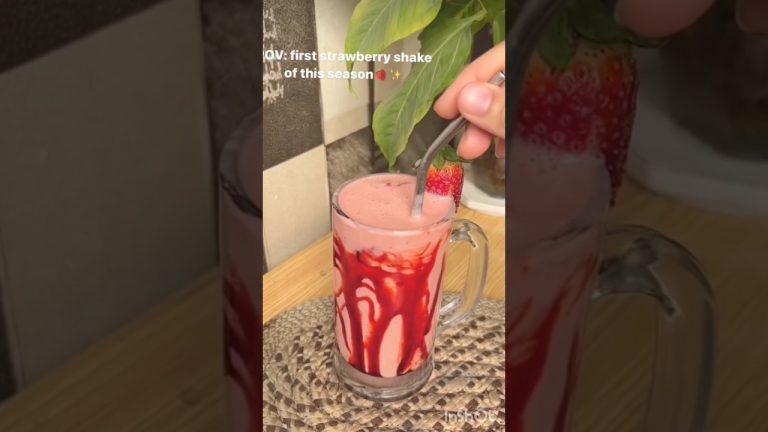 Strawberry Milkshake at Home 😋#shorts