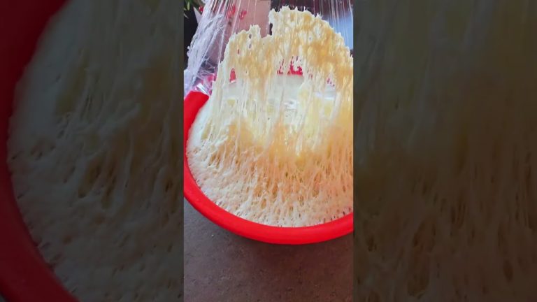 Paine bătută, atât de delicioasa! Nimic nu se compară cu o bucata de paine calda, cu slănină , ceapa