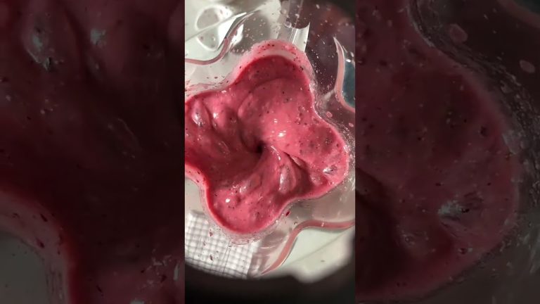 Day 33/365: Strawberry Banana Milkshake || 🍓 #food #trending #FoodChallenge #Shorts #ytshorts #trend