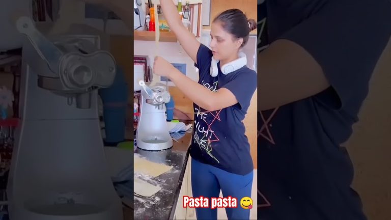 pasta in making #shiprakhanna #past#pastarecipe #food ##recipeoftheday #shorts #dailyvlog #daily