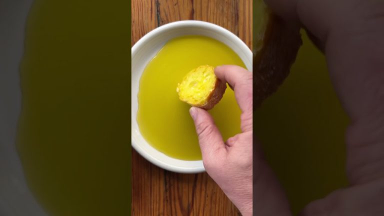 Are these Steak Crostinis too fancy for a Super Bowl Party? #gameday #appetizer #Super Bowl