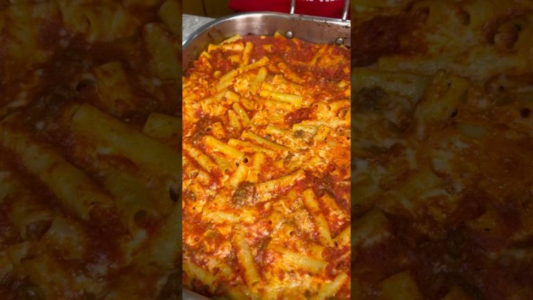Nonna Pia’s Baked Ziti! Hot out of the oven 👵🤌🏻🇮🇹 #nonnapia #bakedziti #italiancooking